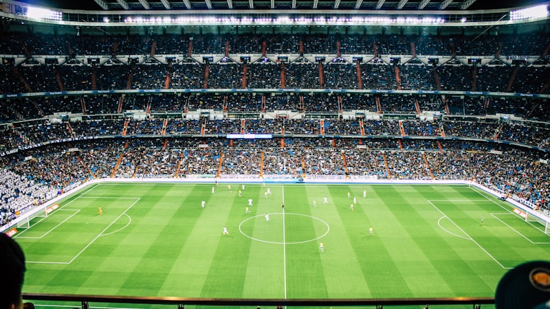 即将开始的C组关键战役预告画面，球场灯光璀璨