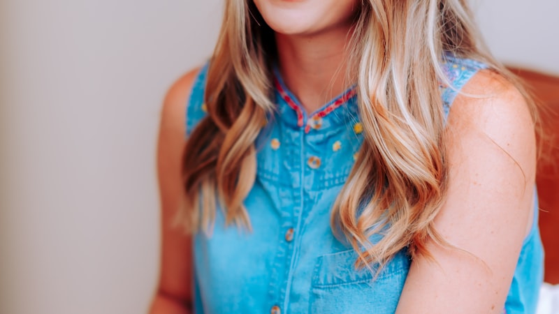 世界杯小组赛A组焦点战直播画面，球场全景，座无虚席